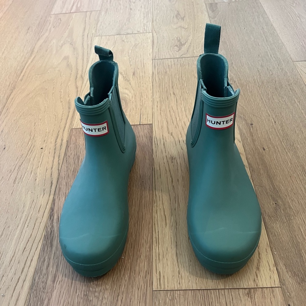 Hunter Chelsea boots. Size 10. Worn once. Great condition. Green color.